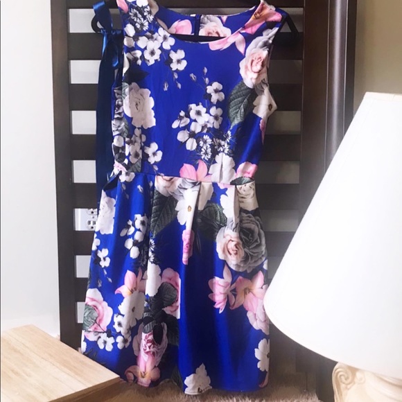 Beautiful floral dress - Picture 2 of 5